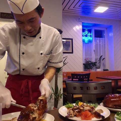 Chef tranchiert knusprige Ente