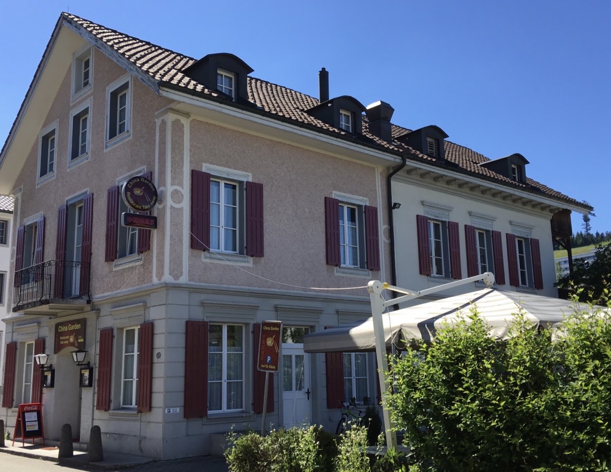 Gartenterrasse und Eingang vom China Garden Willisau