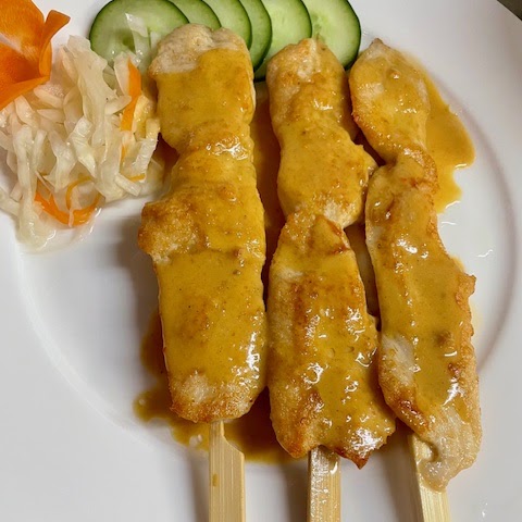 Pouletspiessli mit gelber Sauce